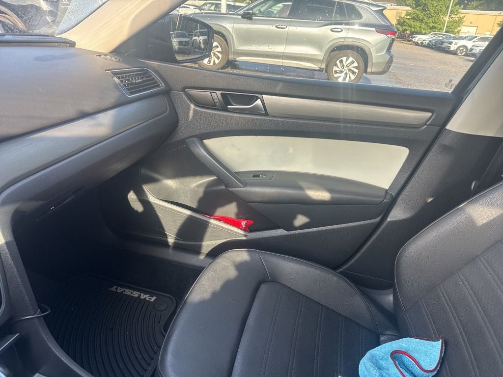 2014 Volkswagen Passat V6 SE w/Sunroof