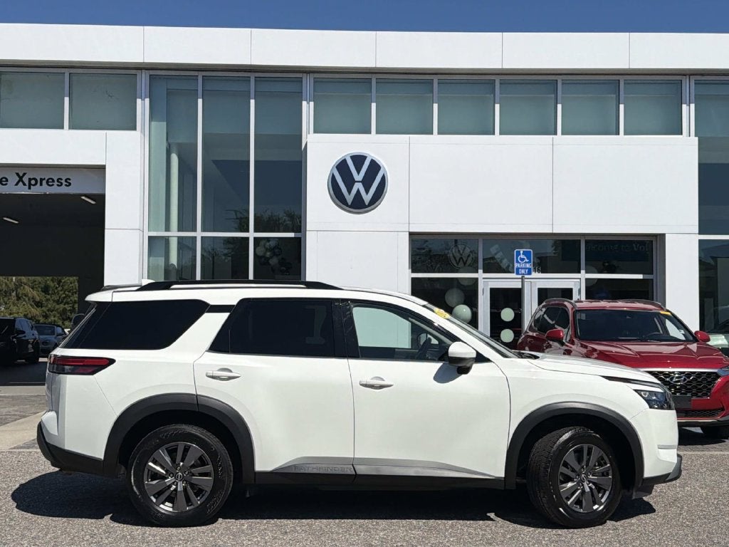 2025 Nissan Pathfinder SV