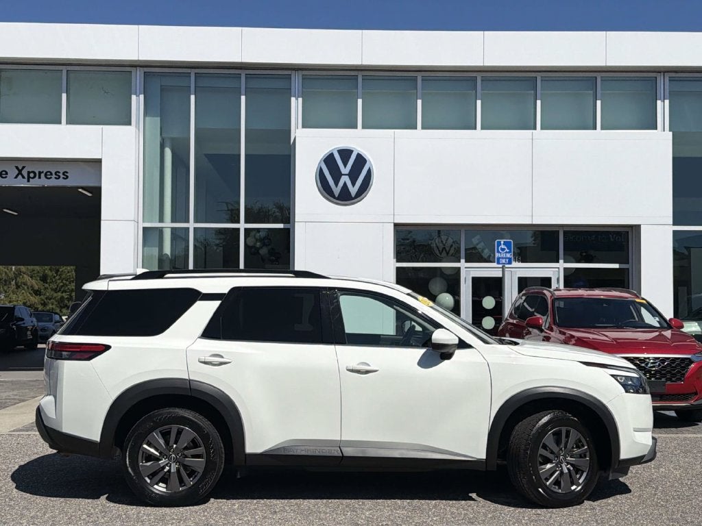 2025 Nissan Pathfinder SV