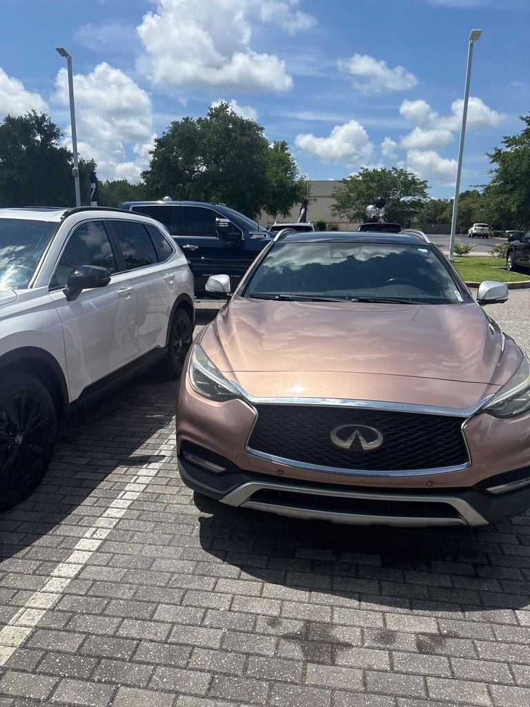 2017 INFINITI QX30 Premium